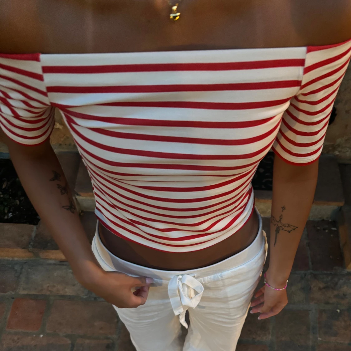 Randig offshoulder topp i rött och vitt