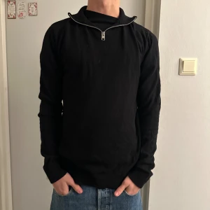 Half Zip - Skön Half Zip från Jack&Jones i storlek M. Passar för allt. Tröjan är i ny skick! 180,65kg. Må bäst//Vincent 
