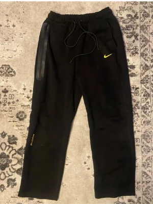 Nike nocta byxor  - Säljer dessa Nike tech nocta byxor då dom är för stora på mig. Bara testad skulle säga skick 9.5/10 väldigt sköna och snygga dock. Det står L men skulle gissa på dom sitter som M