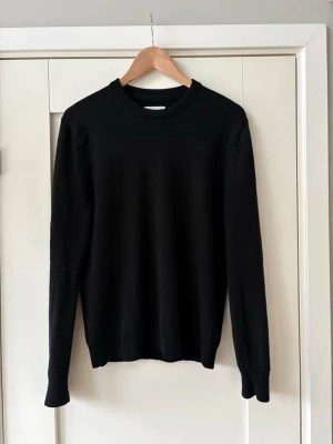Svart stickad tröja - Snygg svart stickad ulltröja från Volt. Använd endast ett par gånger så den är i väldigt fint skick. Nypris 1200kr