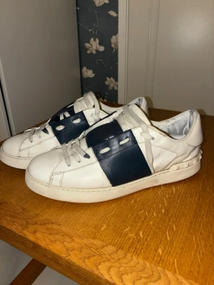 Valentino Garavani Sneakers - Hör av dig med frågor eller prisförslag!