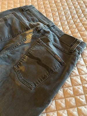 Nudie Lean Dean - Säljer nu dessa lean dean då de är för långa för mig. | Storlek 31/32. | Midjemått 40-43, Landningshöjd 25, Total längd 108, Längd från gren till fåll 78, Höftvidd 50, Innesömnsvidd 16. | Bedöm skick utifrån bilder. | Släng iväg en signal vid funderingar så svarar jag snabbt. |