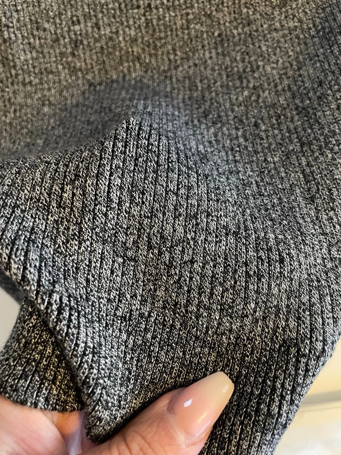 Grå ribbad pennkjol i stickat material - 3