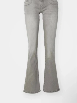 Grå bootcut LTB jeans  - Snygga grå bootcut jeans från LTB med klassisk femficksdesign och väldigt låg midja. Jeansen har en lätt utsvängd passform nedtill och är tillverkade i mjuk bomullsdenim. Notera även att sömmarna längst ned på benen på benen är uppsträttade för att de där extra cm ska läggas till i längden.