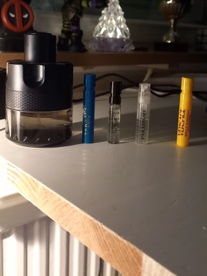 Azzaro parfymflaska och Samples - Azzaro The most wanted edt intense med cirka 38ml kvar. Sen 4 samples, Versace Eros energy, Versace eros, Prada paradigme edp och acua di Parma mirto di panacea la riserva. Alla samples har cirka 1,2 ml kvar. Pris kan diskuteras