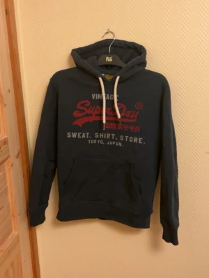 Vintage Superdry Hoodie  - En väldigt snygg vintage superdry hoodie. I storlek S har används ett fåtal gånger passar till allt. Skriv vid mera frågor/bilder 🙌  Fraktar inom 24 timmar 🚚