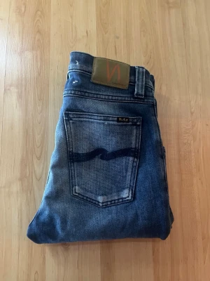 Nudie jeans  - Snygga blåa nudie jeans med konstrastmönster i modellen high Kai. Midja 34cm, längd 104cm. JAG SKICKAR EJ FLER BILDER NÄR JAG BÄR JEANSEN! för bättre inblick i passformen rekommenderar jag att googla på modellnamnet. För storleksguide kolla måtten noggrant då jeansen alltid kan vara uppsydda heller krympta och jag ej tar emot returer :) 1,43