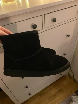 ”Uggs” skor - Ett par svarta boots i mocka som liknar uggs men är i märket race marine i storlek 42