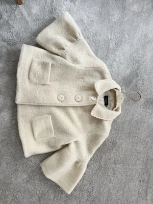 Ull kappa - Bra skick! Tecken på användning inuti kappan se bifogade bilder, stolen L men är liten i storleken och passar någon som bär 36