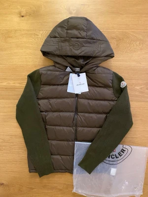 Moncler cardigan M/L - Grön moncler cardigan storlek L men sitter som M/L. Allt går såklart att skanna. Köpt från leverantör därav pris!!!!                                                                                       Oanvänd. Bara att skriva vid funderingar.