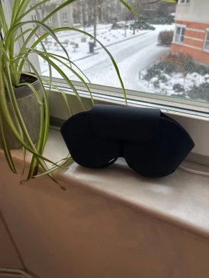 Mörkblå AirPods Max fodral - Snyggt och stilrent svart fodral till AirPods Max . Fodralet har en unik form med rundade kanter och ett lock med magnetstängning. Tillverkat i ett tåligt material som skyddar din AirPods när du är på språng.