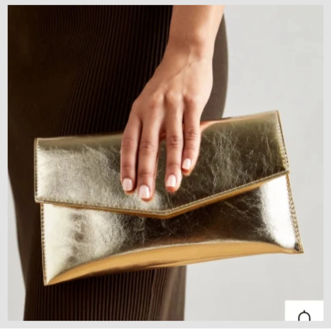 Guldig kuvertväska med kedja