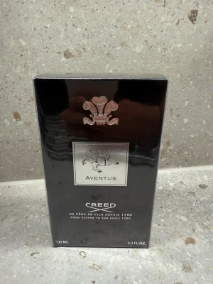 Creed Aventus 100ml parfym med kvitto  - Säljer en Creed Aventus 100ml som är helt ny med kvitto . Doften är  noggrant utvalda essenser av blommor, kryddor, trä och citrus.  Nypris är 3700kr 