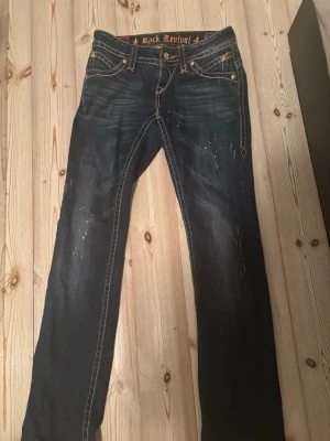 Mörkblå Rock Revival jeans med broderi - Snygga mörkblå low waist  jeans från Rock Revival💕