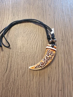 Totemhalsband med halsrem. - Totemhalsband med halsrem. Berlock 7 cm hög. Bredd 2,5 cm.