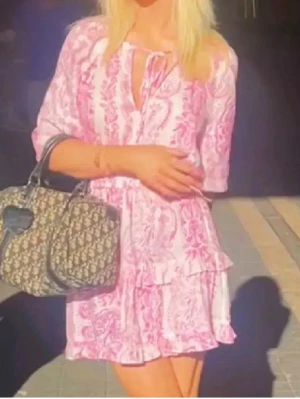 klänning  - en jättefin klänning. helt slutsåld 