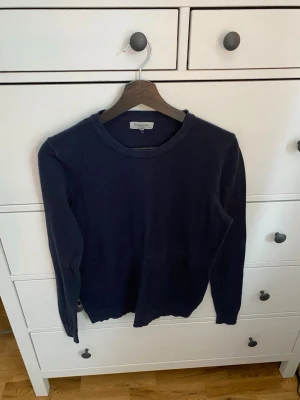 Mörkblå tunn stickad tröja - Mörkblå tunn stickad tröja från Ullared. Lite urtvättad men annars fin. Storlek M