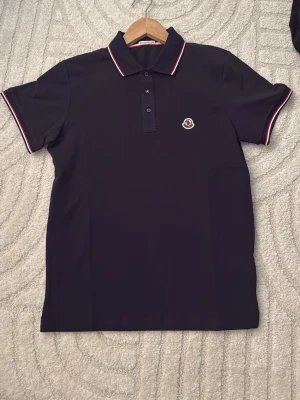 Moncler Pike - Marinblå Moncler Pike - Skick: 10/10 helt ny oanvänd - Storlek: S Längd: 63cm Bredd: 48cm - Pris: 999kr - Kom DM vid fler bilder eller funderingar🥰