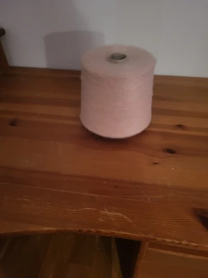 angora wool blend - Almost 1kg I do not remember what it was mixed with though.  Bundle discounts: two items 10% off (automatic) three items 15% off, five items 20% off. Message me before purchasing 3+ items for discount.