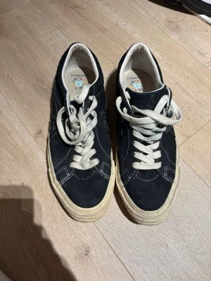 Golf Le Fleur x Converse One Star Ox ’Mono Black’ - Storlek 44.5. Inköpta i butiken i LA 2018. Använda ett tjugotal gånger. 
