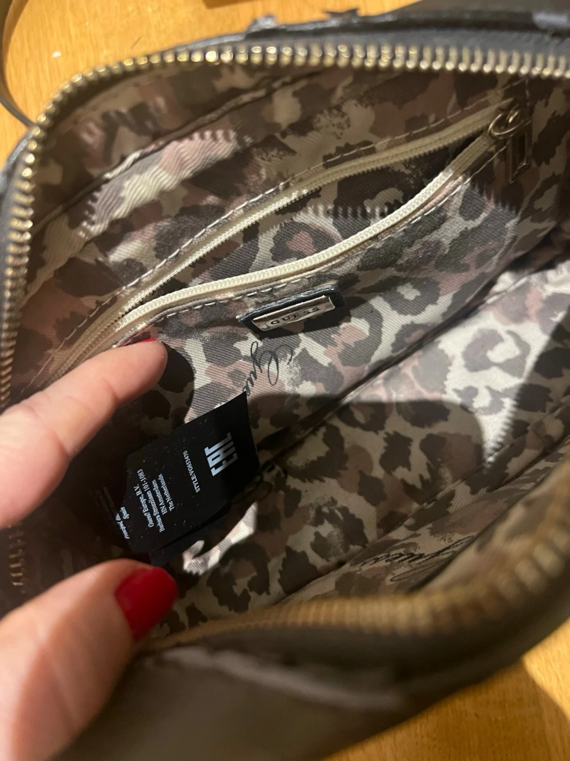 Svart quiltad handväska från Guess - 5