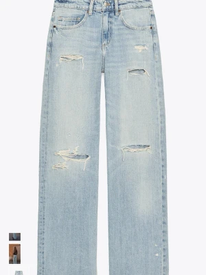 Ljusblå wide jeans med slitningar - Trendiga ljusblå jeans med bred passform och slitna detaljer på benen. Jeansen har klassisk femficksdesign och hög midja. Perfekta för en avslappnad och cool stil. Från Zara, aldrig använda prislapp kvar