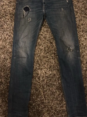 Mörkblå Replay jeans  - Säljer nu riktigt snygga replay jeans men slitningar. Dem är knappt andvända och passar perfekt för längre boys som har svårt att hitta bra storlek 