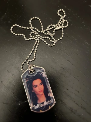 Tokio hotel halsband i rostfritt stål. - Helt nytt halsband med Tokio hotel. Material i rostfritt stål.