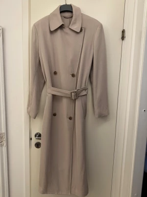 Beige Kappa - Snygg lång beige kappa från Filippa K. Nypris 3999 kr (pris går att diskutera vid snabb äffär)🥰🥰