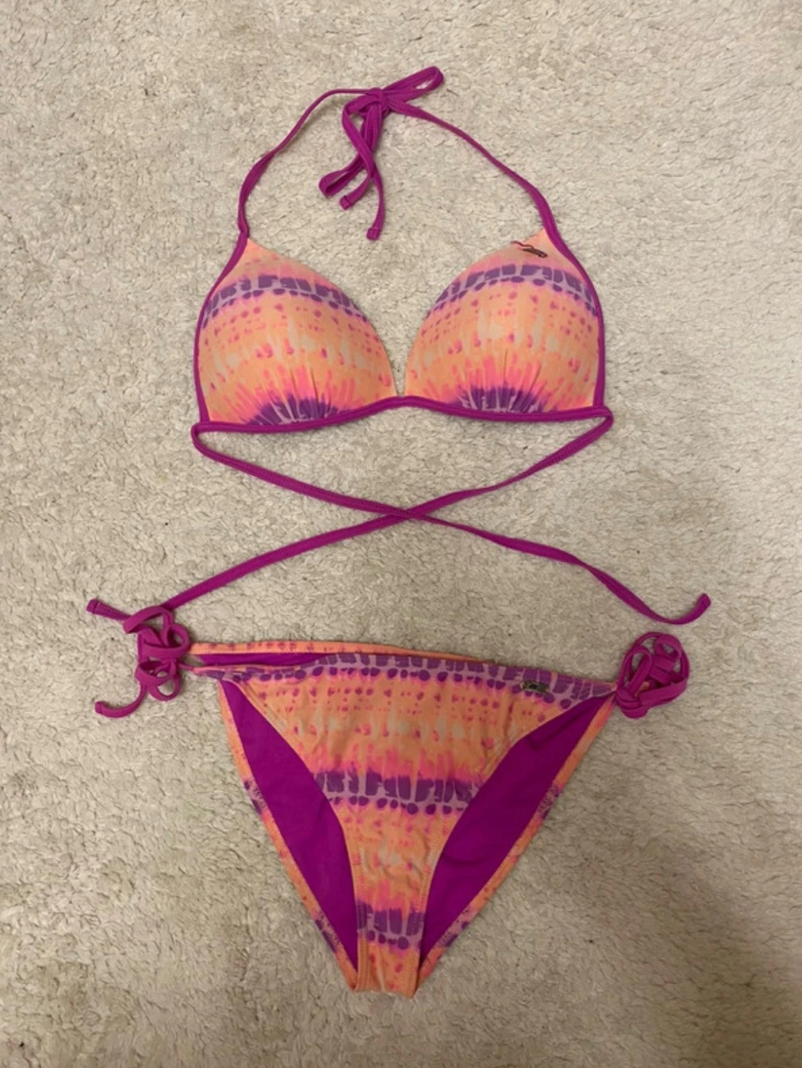 Färgglad tie-dye bikini med lila detaljer