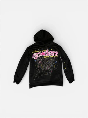 Sp5der Hoodie Black - Svart hoodie med färgglatt spindelnäts- och stjärntryck på framsidan samt texten 'spider' i rosa och vitt. Stjärnor i gult, blått och rosa även på ärmarna. Klassisk känguruficka och huva. Perfekt för dig som gillar streetwear och unika prints.
