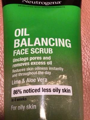 Neutrogena Oil Balancing Face Scrub - Fräsch ansiktsskrubb från Neutrogena med lime och aloe vera som rengör porer och tar bort överflödigt fett. Perfekt för dig med oljig hy som vill ha en mattare känsla hela dagen. Kommer i en grön plasttub med vit kork.