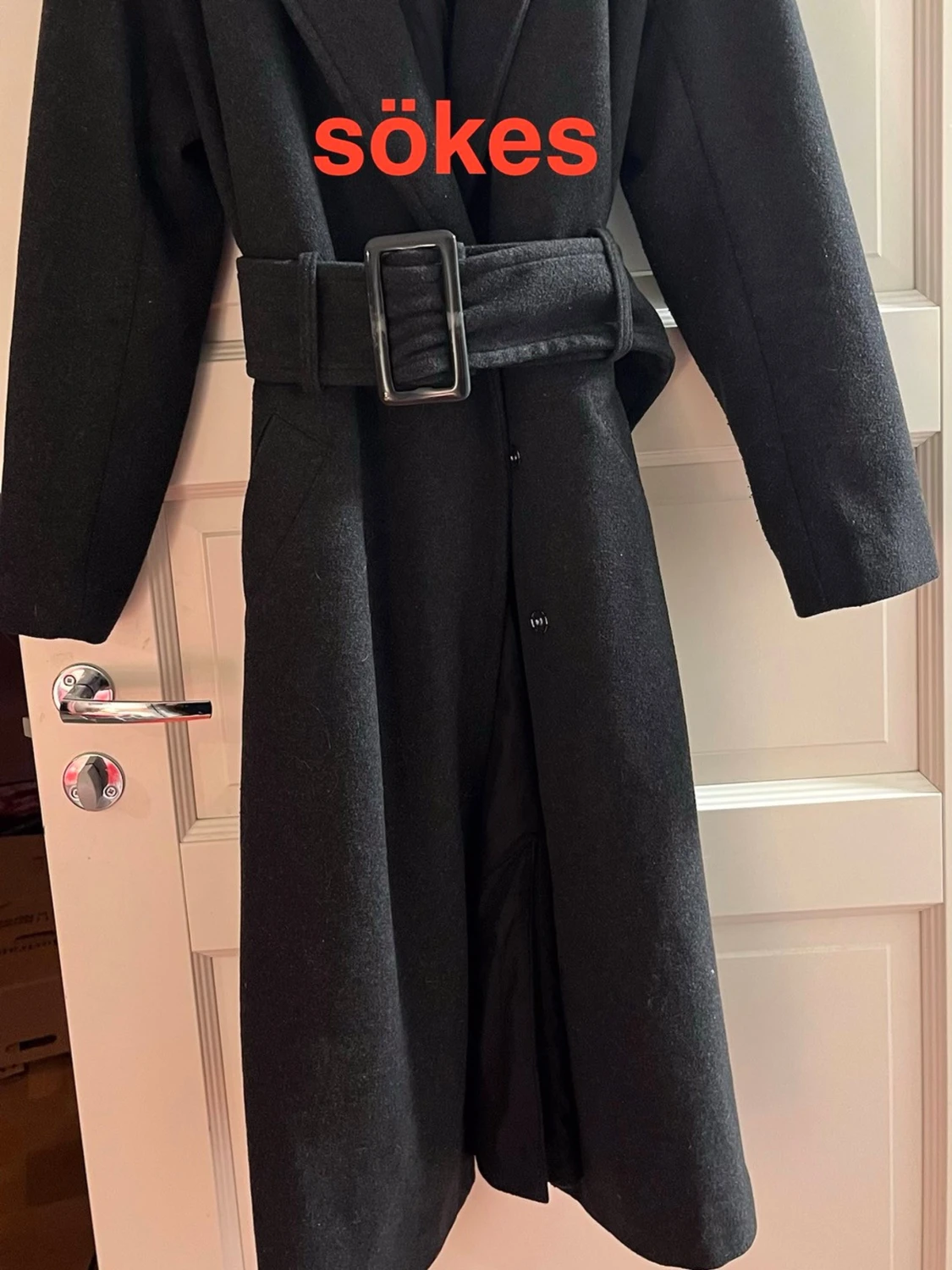 Mörkgrå kappa med bälte och slag