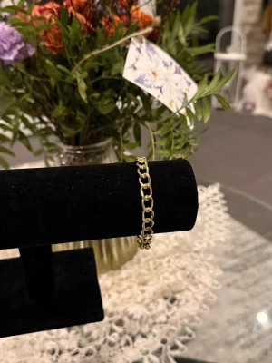 Guld Armband - Helt ny aldrig använd. Rostfritt stål. Justerbar.