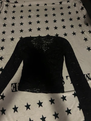 Tröja från Gina med urringning och spets - Tröja från Gina med urringning och spets, har inte fått användning till tröjan. I storlek xs och sitter super fint! 