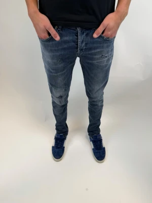 Dondup Jeans George  - Dondup Jeans George! Trendigaste jeansen på marknaden.  Ny pris= 4000 kr Säljs för= 1199 kr (Modellen har original slitningar från fabrik vilket är väldigt eftertraktat och populärt)