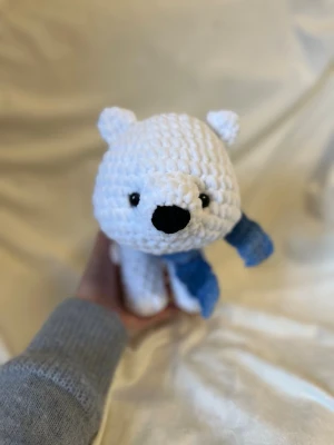 Virkad isbjörn med blå halsduk - Obs detta är en beställning så köp ej om det inte är din! Isbjörnen är ca 21 cm hög 🌸