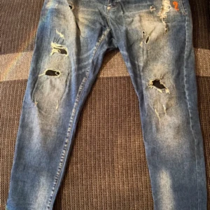 Dsquared2 jeans - Säljer ett par Dsquared2 jeans dom är bra skick men använda lite.