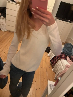 Vit stickad tröja - Vit stickad tröja i storlek S från Vero Moda. Fint skick, inge defekter💕