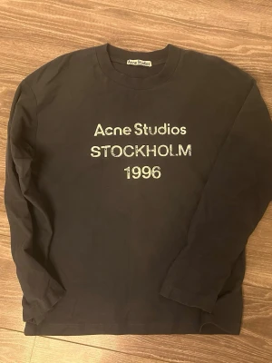 Långärmad tröja (Blå) - Säljer min Acne studios blå långärmad tröja. Storlek mellan s-m. Pris kan disktures 