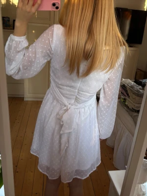 Studentklänning - Superfin vit klänning med prickigt mönster. Storlek 34 från Bubbleroom💕 använd en gång, fint skick!