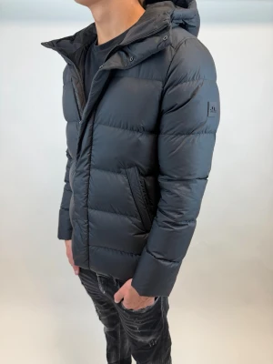 J.Lindeberg Jacka  - Hej! Säljer nu denna väldigt snygga och eftertraktade J.Lindeberg jackan! Jackan är slutsåld överallt och går inte att få tag på… jackan är perfekt nu till vintern Storlek S  Ny pris: 6000 kr Säljs för: 2499 kr