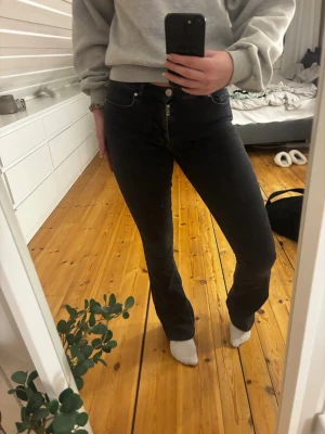 low flare jeans från bikbok never denim  - waist: xs length: 33. de är uppsydda typ 1cm till mig som är 167cm. stretchigt material och passar mig som vanligtvis har S. lite urtvättad färg. 