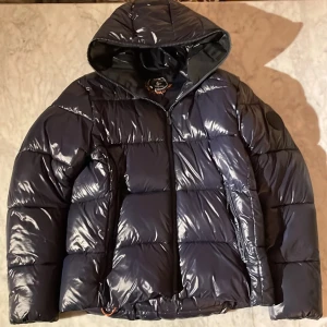 Save the duck - Riktigt fet save the duck jacka  9/10 skick knappt använd.Är 193 och den är för kort. Mitt pris:1000(nypris 3300 ) pris kan diskuteras/// snabb frakt 🚚