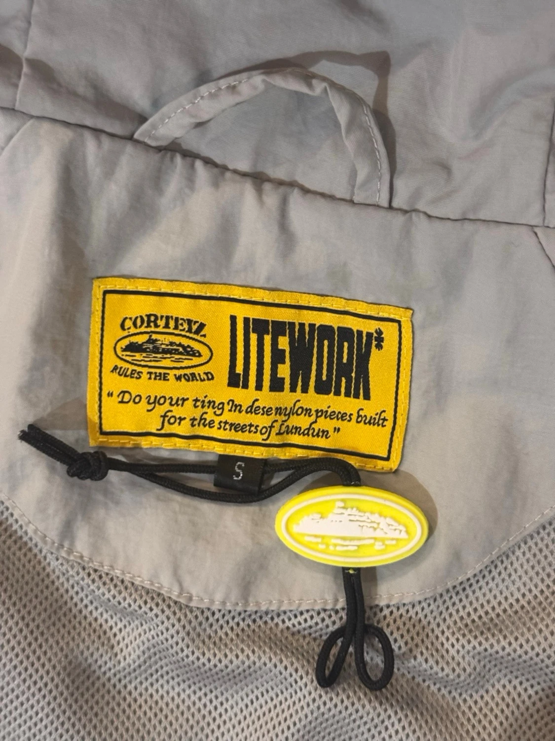 Grå Corteiz vindjacka med huva - 5