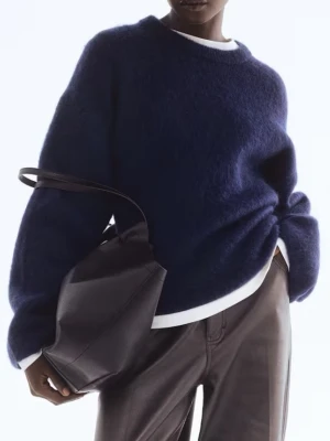 Mörkblå fluffig stickad tröja - Mysig mörkblå stickad tröja med rund hals i alpacka mix. Nypris 799kr. Knappt använd. Oversized.