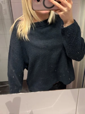 Mörkblå stickad tröja - Mörkblå stickad tröja 🤍Lite nopprig.