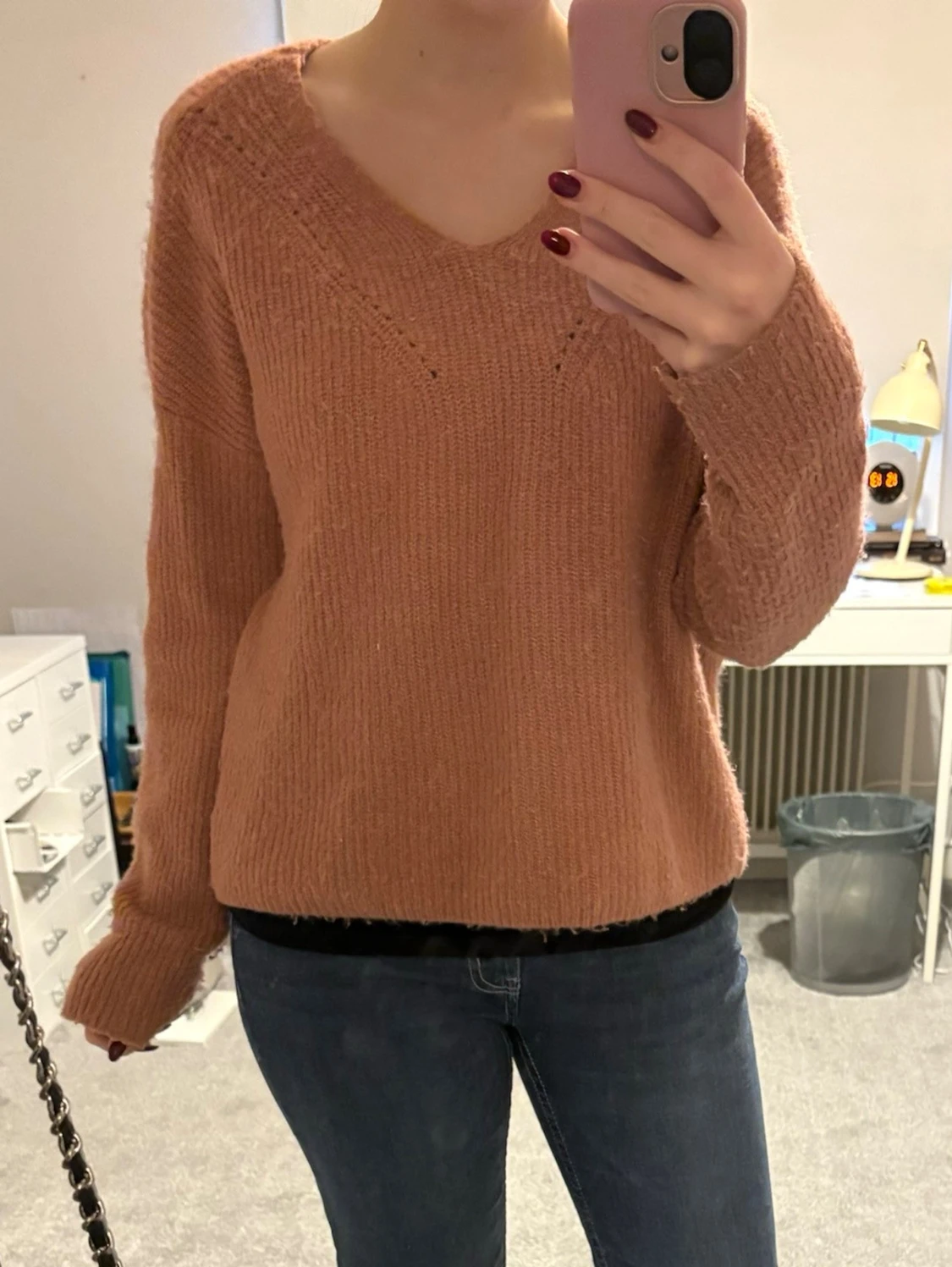 Rosa stickad tröja med v-ringning