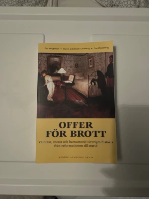 Offer för brott - Våldtäkt & historia - Boken 'Offer för brott' av Eva Bergman, Marie Lindstedt Cronberg och Eva Österberg handlar om våldtäkt, incest och barnamord i Sveriges historia från reformationen till nutid. Omslaget är gult med en historisk målning och svart text.