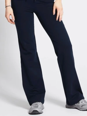 Mörkblå mjukisbyxor med bootcut - Snygga mörkblå mjukisbyxor med bootcut passform och normal midja. Tillverkade i mjukt bomullsmaterial och perfekta för en avslappnad look. Byxorna har snörning i midjan för bästa passform.